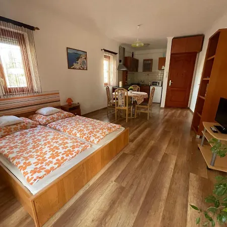 Apartment Hellasz *